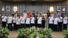 Foto: Perkuat Sinergi dengan Insan Media – Wali Kota Administrasi Jakarta Selatan Syafrin Liputo berfoto bersama jajaran Pemerintah Kota Administrasi Jakarta Selatan dan para insan media usai menggelar silaturahmi serta dialog di Ruang Pola Blok B/C Lantai III, Kantor Wali Kota Jakarta Selatan, Rabu (8/7/2026). 