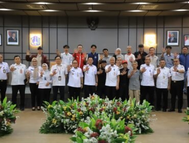 Foto: Perkuat Sinergi dengan Insan Media – Wali Kota Administrasi Jakarta Selatan Syafrin Liputo berfoto bersama jajaran Pemerintah Kota Administrasi Jakarta Selatan dan para insan media usai menggelar silaturahmi serta dialog di Ruang Pola Blok B/C Lantai III, Kantor Wali Kota Jakarta Selatan, Rabu (8/7/2026). 