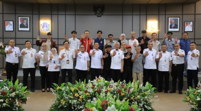 Foto: Perkuat Sinergi dengan Insan Media – Wali Kota Administrasi Jakarta Selatan Syafrin Liputo berfoto bersama jajaran Pemerintah Kota Administrasi Jakarta Selatan dan para insan media usai menggelar silaturahmi serta dialog di Ruang Pola Blok B/C Lantai III, Kantor Wali Kota Jakarta Selatan, Rabu (8/7/2026). 