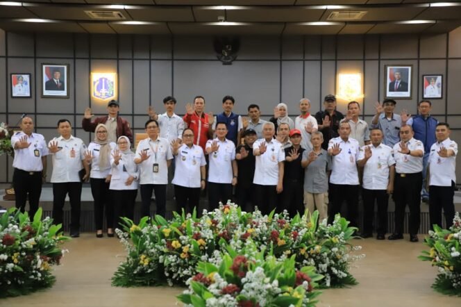 
					Foto: Perkuat Sinergi dengan Insan Media – Wali Kota Administrasi Jakarta Selatan Syafrin Liputo berfoto bersama jajaran Pemerintah Kota Administrasi Jakarta Selatan dan para insan media usai menggelar silaturahmi serta dialog di Ruang Pola Blok B/C Lantai III, Kantor Wali Kota Jakarta Selatan, Rabu (8/7/2026). 