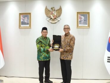 Foto : Pengadilan Agama Jakarta Pusat bersama Kementerian Agama kembali memperkuat pelayanan hukum bagi warga negara Indonesia (WNI) di luar negeri melalui pelaksanaan sidang isbat nikah terpadu di Kedutaan Besar Republik Indonesia (KBRI) Seoul pada 18–19 Juli 2026.