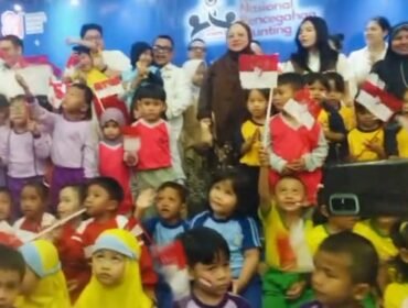 Foto : Suasana penuh keceriaan menyelimuti GOR Kecamatan Matraman, Jakarta Timur, saat ratusan anak usia dini mengikuti peringatan Hari Anak Nasional (HAN) 2026 yang digelar Komite Nasional Pencegahan Stunting (KNPS) Indonesia, Kamis (23/7/2026). 
