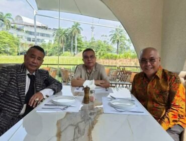 Foto  : Semangat #UntukPersatuanIndonesia menjadi landasan pertemuan Ketua Umum Persatuan Wartawan Indonesia (PWI) Pusat, Akhmad Munir, dengan Hotman Paris Hutapea yang dimediasi oleh Wakil Ketua DPR RI Sufmi Dasco Ahmad di Jakarta, Selasa (28/7).