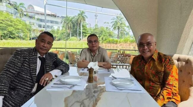 Foto  : Semangat #UntukPersatuanIndonesia menjadi landasan pertemuan Ketua Umum Persatuan Wartawan Indonesia (PWI) Pusat, Akhmad Munir, dengan Hotman Paris Hutapea yang dimediasi oleh Wakil Ketua DPR RI Sufmi Dasco Ahmad di Jakarta, Selasa (28/7).