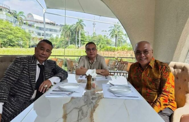 
					Foto  : Semangat #UntukPersatuanIndonesia menjadi landasan pertemuan Ketua Umum Persatuan Wartawan Indonesia (PWI) Pusat, Akhmad Munir, dengan Hotman Paris Hutapea yang dimediasi oleh Wakil Ketua DPR RI Sufmi Dasco Ahmad di Jakarta, Selasa (28/7).