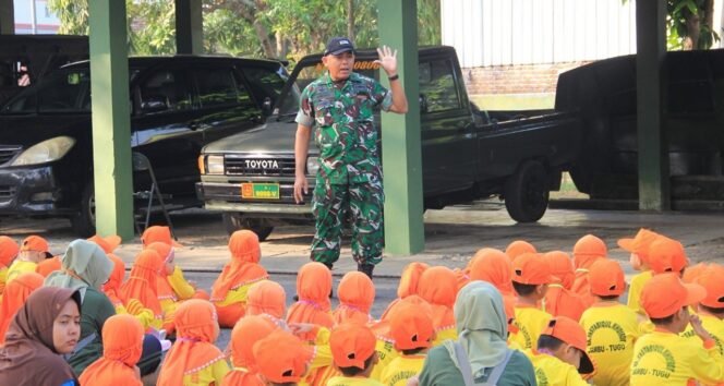 
					Foto: Kenalkan Dunia Militer Sejak Dini, Kodim 0806/Trenggalek Terima Outing Class Siswa TK.