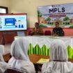 Foto: Personel Koramil 0806-07/Watulimo memberikan materi Bela Negara dan Peraturan Baris Berbaris (PBB) kepada peserta didik baru dalam kegiatan Masa Pengenalan Lingkungan Sekolah (MPLS) di SMP Negeri 2 Watulimo, Trenggalek, Rabu (15/7/2026).