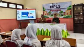 Foto: Personel Koramil 0806-07/Watulimo memberikan materi Bela Negara dan Peraturan Baris Berbaris (PBB) kepada peserta didik baru dalam kegiatan Masa Pengenalan Lingkungan Sekolah (MPLS) di SMP Negeri 2 Watulimo, Trenggalek, Rabu (15/7/2026).