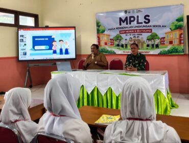 Foto: Personel Koramil 0806-07/Watulimo memberikan materi Bela Negara dan Peraturan Baris Berbaris (PBB) kepada peserta didik baru dalam kegiatan Masa Pengenalan Lingkungan Sekolah (MPLS) di SMP Negeri 2 Watulimo, Trenggalek, Rabu (15/7/2026).