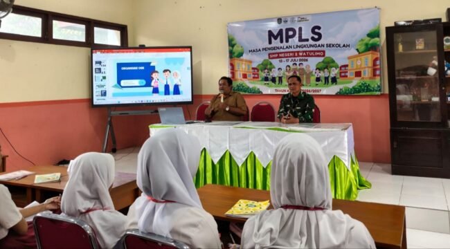 Foto: Personel Koramil 0806-07/Watulimo memberikan materi Bela Negara dan Peraturan Baris Berbaris (PBB) kepada peserta didik baru dalam kegiatan Masa Pengenalan Lingkungan Sekolah (MPLS) di SMP Negeri 2 Watulimo, Trenggalek, Rabu (15/7/2026).