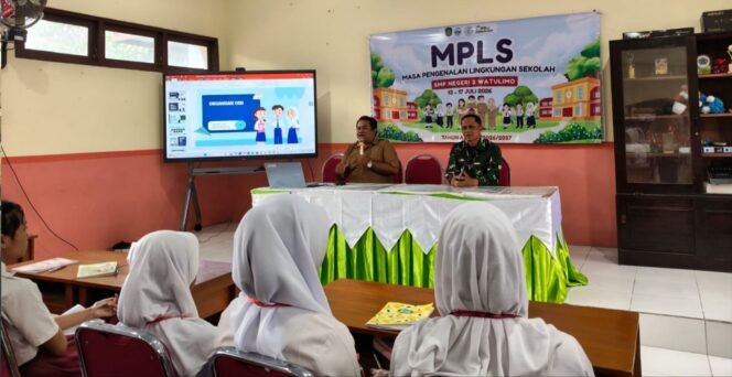 
					Foto: Personel Koramil 0806-07/Watulimo memberikan materi Bela Negara dan Peraturan Baris Berbaris (PBB) kepada peserta didik baru dalam kegiatan Masa Pengenalan Lingkungan Sekolah (MPLS) di SMP Negeri 2 Watulimo, Trenggalek, Rabu (15/7/2026).