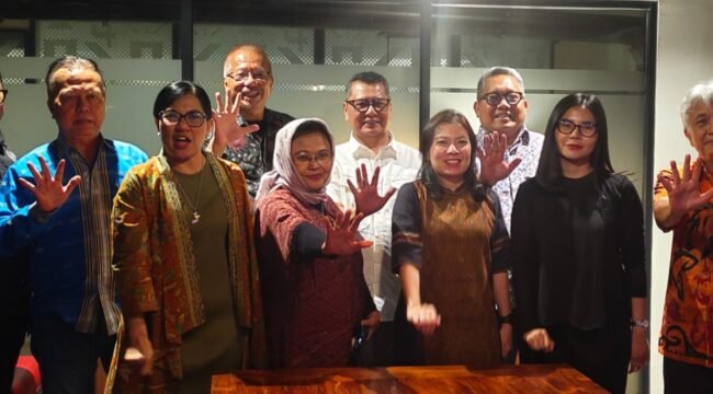 Foto: Dewan Juri Anugerah Jurnalistik M.H. Thamrin PWI Jaya 2026 berfoto bersama usai merampungkan rapat finalisasi penjurian di Play Maker, Kebon Sirih, Jakarta Pusat.