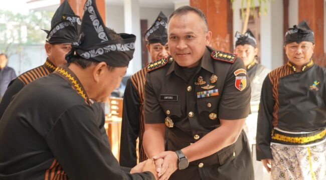 Foto: Komandan Korem (Danrem) 081/DSJ Kolonel Arm Untoro Hariyanto menghadiri rangkaian peringatan Hari Jadi ke-458 Kabupaten Madiun di Pendopo Ronggo Djoemeno, Caruban, Sabtu (18/7/2026).