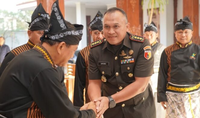 
					Foto: Komandan Korem (Danrem) 081/DSJ Kolonel Arm Untoro Hariyanto menghadiri rangkaian peringatan Hari Jadi ke-458 Kabupaten Madiun di Pendopo Ronggo Djoemeno, Caruban, Sabtu (18/7/2026).