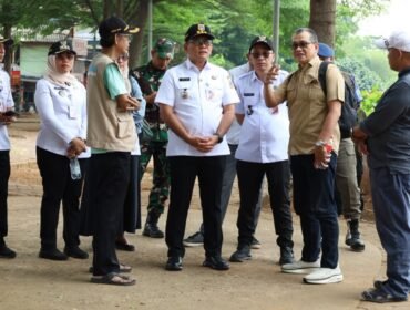 Foto: Wali Kota Administrasi Jakarta Pusat Arifin bersama jajaran Pemerintah Kota Jakarta Pusat meninjau kawasan Jati Pinggir, Kelurahan Petamburan, Kecamatan Tanah Abang, Rabu (22/7/2026).