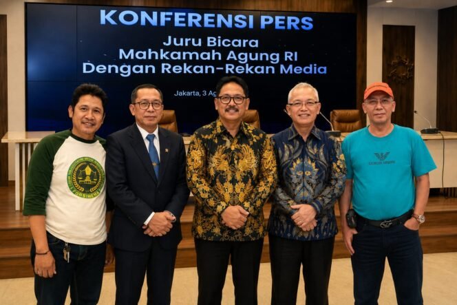 
					Foto Dok: Seketaris FORSIMEMA Ali Hanafiah, Muh. Djauhar Setyadi, S.H., M.H., Prof. Dr. Yanto, S.H., M.H., Dr. Andi Julia Cakrawala, S.T., S.H., M.T., M.H., Ketum FORSIMEMA Syamsul Bahri.