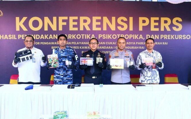 
					Foto : penyelundupan narkotika lintas negara melalui Bandara Internasional I Gusti Ngurah Rai, Bali, berhasil digagalkan petugas Bea Cukai Ngurah Rai bersama Satuan Reserse Narkoba Polres Kawasan Bandara I Gusti Ngurah Rai.