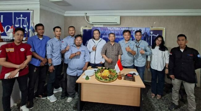 Foto : Memperingati hari ulang tahun (HUT) ke-2 dengan menggelar kegiatan ulang tahun sekaligus pelatihan jurnalistik tahun 2026. Kegiatan tersebut berlangsung di Kantor PERADI Awalindo/EdisiNews/Radar Terkini, Sabtu (8/8/2026).