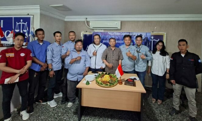 
					Foto : Memperingati hari ulang tahun (HUT) ke-2 dengan menggelar kegiatan ulang tahun sekaligus pelatihan jurnalistik tahun 2026. Kegiatan tersebut berlangsung di Kantor PERADI Awalindo/EdisiNews/Radar Terkini, Sabtu (8/8/2026).