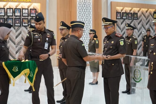 
					Foto : Senen 10 Agustus 2026. Mahfuddin Cakra Saputra, S.H., M.H., resmi dipercaya menduduki jabatan sebagai Kepala Kejaksaan Negeri (Kajari) Sumbawa Barat.