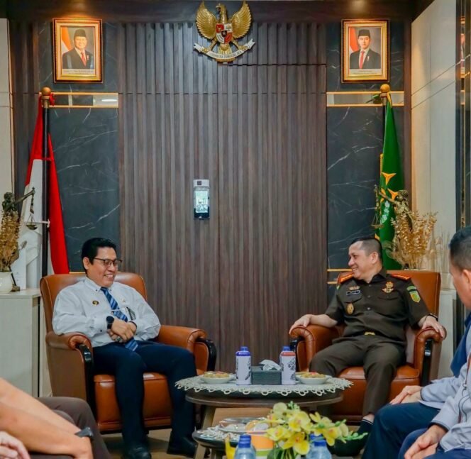 
					Foto : Ketua Pengadilan Agama (PA) Jakarta Pusat, Muhammad Aliyuddin, S.Ag., M.H., melakukan kunjungan silaturahmi ke sejumlah institusi penegak hukum di wilayah Jakarta Pusat, Senin (10/8/2026).
