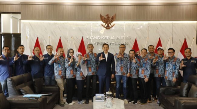 Foto : Bupati Lampung Selatan Radityo Egi Pratama menerima audiensi jajaran PWI Provinsi Lampung dan PWI Lampung Selatan di ruang kerja Bupati Lampung Selatan, Jumat (14/8/2026).