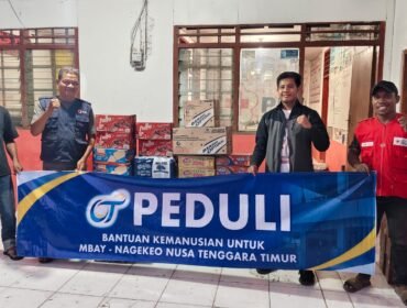 Foto: Bantuan kemanusiaan OT Peduli untuk warga terdampak gempa bumi di Mbay, Kabupaten Nagekeo, Nusa Tenggara Timur (NTT), diterima oleh relawan Palang Merah Indonesia (PMI).
