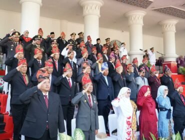  Foto : Kepala Kejaksaan Negeri (Kajari) Sumbawa Barat, Mahfuddin Cakra Saputra, S.H., M.H., menghadiri rangkaian peringatan Hari Ulang Tahun (HUT) ke-81 Kemerdekaan Republik Indonesia yang diselenggarakan Pemerintah Kabupaten Sumbawa Barat, Senin (17/8/2026).

