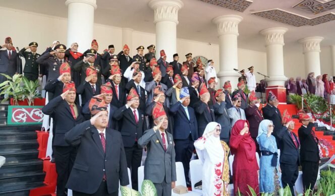
					 Foto : Kepala Kejaksaan Negeri (Kajari) Sumbawa Barat, Mahfuddin Cakra Saputra, S.H., M.H., menghadiri rangkaian peringatan Hari Ulang Tahun (HUT) ke-81 Kemerdekaan Republik Indonesia yang diselenggarakan Pemerintah Kabupaten Sumbawa Barat, Senin (17/8/2026).
