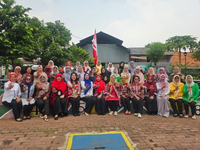 
					Foto:Upaya meningkatkan kualitas usaha keluarga melalui program Usaha Peningkatan Pendapatan Keluarga (UP2K) terus diperkuat di Kecamatan Matraman, Jakarta Timur.