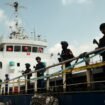  Foto:Upaya penyelundupan narkotika dalam jumlah fantastis melalui jalur laut berhasil digagalkan aparat gabungan di wilayah perairan Kepulauan Riau. Sebanyak sekitar 2,6 ton sabu cair ditemukan dari kapal MV Ocean Porter.
