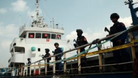  Foto:Upaya penyelundupan narkotika dalam jumlah fantastis melalui jalur laut berhasil digagalkan aparat gabungan di wilayah perairan Kepulauan Riau. Sebanyak sekitar 2,6 ton sabu cair ditemukan dari kapal MV Ocean Porter.