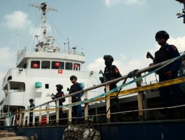  Foto:Upaya penyelundupan narkotika dalam jumlah fantastis melalui jalur laut berhasil digagalkan aparat gabungan di wilayah perairan Kepulauan Riau. Sebanyak sekitar 2,6 ton sabu cair ditemukan dari kapal MV Ocean Porter.