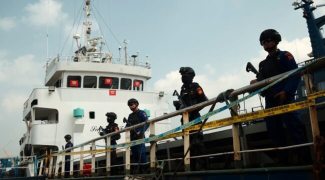  Foto:Upaya penyelundupan narkotika dalam jumlah fantastis melalui jalur laut berhasil digagalkan aparat gabungan di wilayah perairan Kepulauan Riau. Sebanyak sekitar 2,6 ton sabu cair ditemukan dari kapal MV Ocean Porter.
