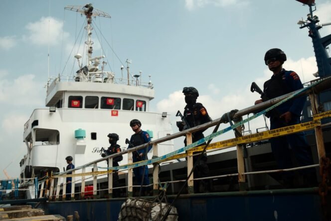 
					 Foto:Upaya penyelundupan narkotika dalam jumlah fantastis melalui jalur laut berhasil digagalkan aparat gabungan di wilayah perairan Kepulauan Riau. Sebanyak sekitar 2,6 ton sabu cair ditemukan dari kapal MV Ocean Porter.