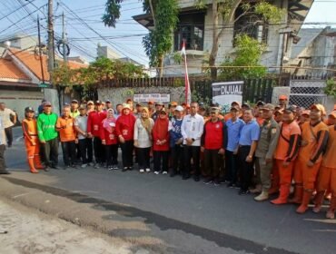 Foto:Upaya menjaga kebersihan dan fungsi saluran air kembali dilakukan Pemerintah Kota Administrasi Jakarta Timur melalui kegiatan Grebek Lumpur di wilayah Kecamatan Matraman, Jumat (21/8/2026).
