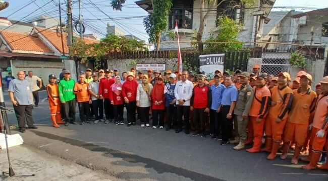 Foto:Upaya menjaga kebersihan dan fungsi saluran air kembali dilakukan Pemerintah Kota Administrasi Jakarta Timur melalui kegiatan Grebek Lumpur di wilayah Kecamatan Matraman, Jumat (21/8/2026).

