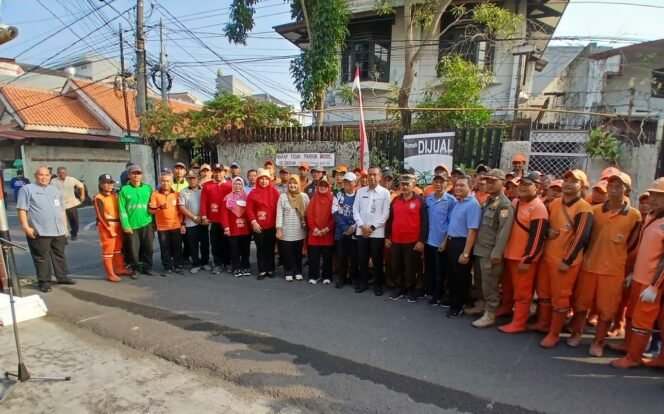
					Foto:Upaya menjaga kebersihan dan fungsi saluran air kembali dilakukan Pemerintah Kota Administrasi Jakarta Timur melalui kegiatan Grebek Lumpur di wilayah Kecamatan Matraman, Jumat (21/8/2026).
