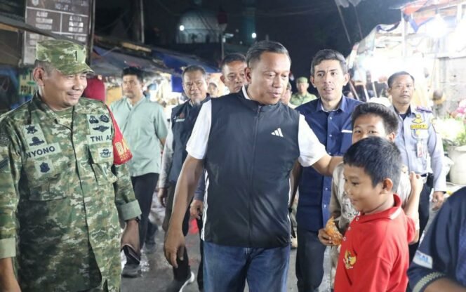 
					Foto:Wali Kota Administrasi Jakarta Timur, Munjirin, menghadiri Festival Batu Penggilingan IV yang digelar di Jalan Kali Buaran RT 10/RW 07, Kelurahan Penggilingan, Kecamatan Cakung.