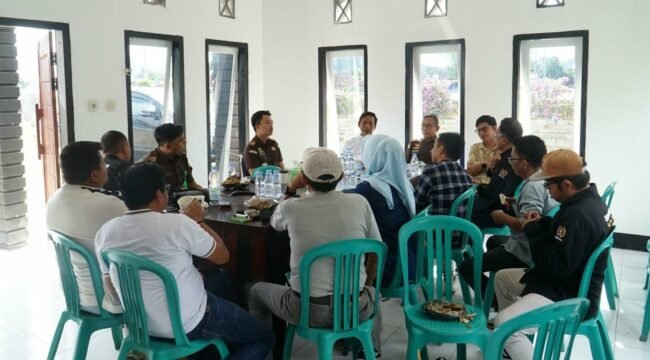 Foto:Kepala Kejaksaan Negeri (Kajari) Sumbawa Barat Mahfuddin Cakra Saputra, SH., MH., melakukan kunjungan perdana ke Sekretariat Persatuan Wartawan Indonesia (PWI) Kabupaten Sumbawa Barat.