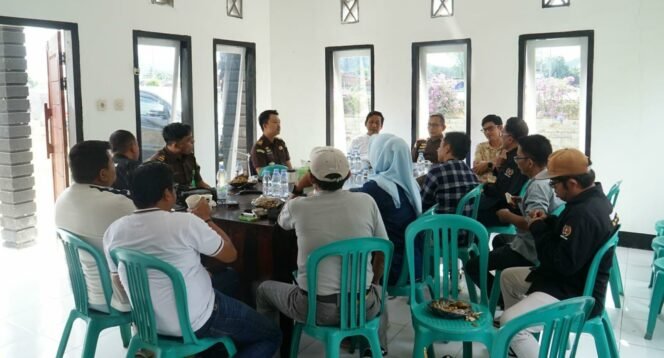 
					Foto:Kepala Kejaksaan Negeri (Kajari) Sumbawa Barat Mahfuddin Cakra Saputra, SH., MH., melakukan kunjungan perdana ke Sekretariat Persatuan Wartawan Indonesia (PWI) Kabupaten Sumbawa Barat.
