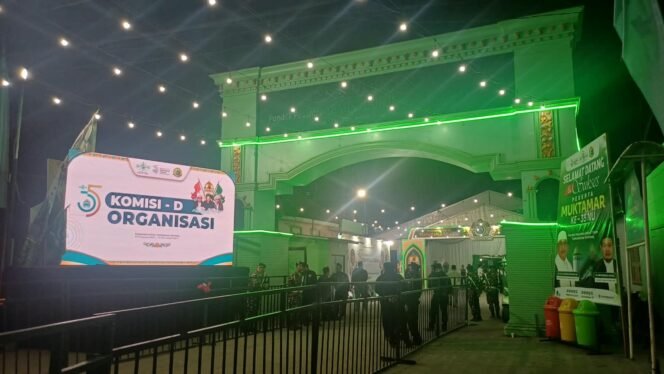 
					Foto:Pelaksanaan Sidang Tata Tertib (Tatib) Komisi Organisasi dalam rangkaian Muktamar ke-35 Nahdlatul Ulama (NU) di Pondok Pesantren Bahrul Ulum, Tambakberas, Jombang.