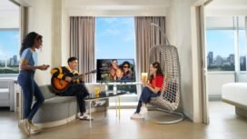 Foto: Sejumlah tamu menikmati suasana santai dan kebersamaan di kamar Yello Hotel Harmoni Jakarta, Jakarta Pusat. Yello Harmoni Jakarta menawarkan paket menginap Stay, Savor, Style sebagai pilihan mengisi akhir pekan dengan berbagai fasilitas dan pengalaman staycation di tengah ibu kota.