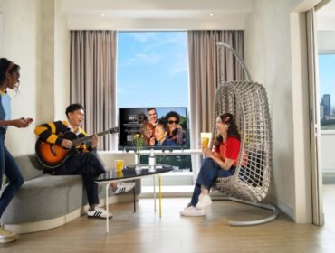 Foto: Sejumlah tamu menikmati suasana santai dan kebersamaan di kamar Yello Hotel Harmoni Jakarta, Jakarta Pusat. Yello Harmoni Jakarta menawarkan paket menginap Stay, Savor, Style sebagai pilihan mengisi akhir pekan dengan berbagai fasilitas dan pengalaman staycation di tengah ibu kota.