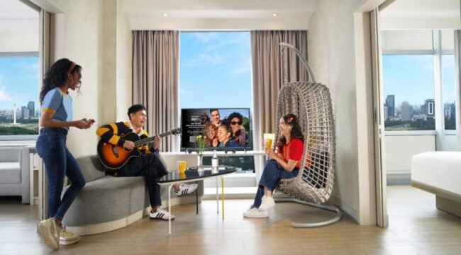 Foto: Sejumlah tamu menikmati suasana santai dan kebersamaan di kamar Yello Hotel Harmoni Jakarta, Jakarta Pusat. Yello Harmoni Jakarta menawarkan paket menginap Stay, Savor, Style sebagai pilihan mengisi akhir pekan dengan berbagai fasilitas dan pengalaman staycation di tengah ibu kota.