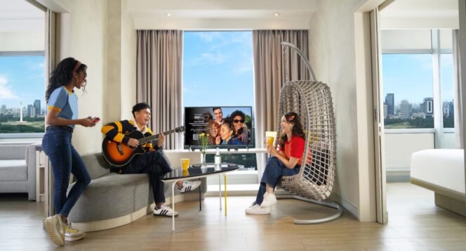 
					Foto: Sejumlah tamu menikmati suasana santai dan kebersamaan di kamar Yello Hotel Harmoni Jakarta, Jakarta Pusat. Yello Harmoni Jakarta menawarkan paket menginap Stay, Savor, Style sebagai pilihan mengisi akhir pekan dengan berbagai fasilitas dan pengalaman staycation di tengah ibu kota.