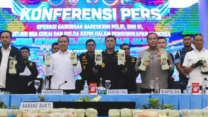 
					Foto:Operasi gabungan Bea Cukai bersama Badan Narkotika Nasional (BNN) RI, Bareskrim Polri, dan Polda Kepulauan Riau (Kepri) berhasil mengungkap dugaan penyelundupan narkotika melalui jalur laut.
