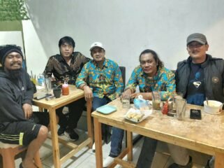Foto:Usai menghadiri kegiatan tersebut, sejumlah rekan Pokja PWI Jaktim menyempatkan diri berkumpul di Caffe Teras 7, Jalan Raya Penggilingan, Jakarta Timur.