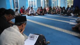 Foto:Persatuan Wartawan Indonesia (PWI) Kota Bogor, dan Ikatan Jurnalis Televisi Indonesia (IJTI) Bogor Raya, menggelar doa bersama untuk keselamatan lima jurnalis dan tiga kru kapal yang hilang saat menjalankan tugas jurnalistik di sekitar Gunung Anak Krakatau di perairan Selat Sunda.