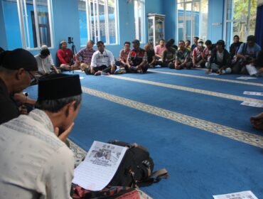 Foto:Persatuan Wartawan Indonesia (PWI) Kota Bogor, dan Ikatan Jurnalis Televisi Indonesia (IJTI) Bogor Raya, menggelar doa bersama untuk keselamatan lima jurnalis dan tiga kru kapal yang hilang saat menjalankan tugas jurnalistik di sekitar Gunung Anak Krakatau di perairan Selat Sunda.